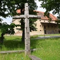 Dřevěný kříž u sýpky v Dalešicích