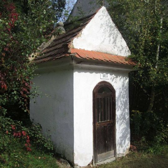 Kaplička v Zeměticích u Mlýnského rybníka