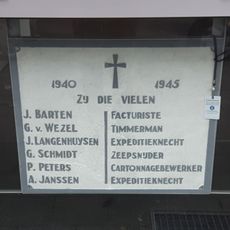 Gedenksteen voor de omgekomen personeelsleden van Zeepfabriek Dobbelman