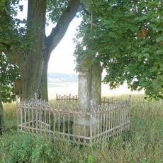 Kříž v poli poblíž cesty na Císařovu hůru nad Novou Vsí nad Popelkou