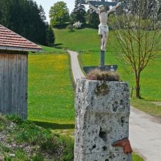 Steinsockel mit Kruzifix