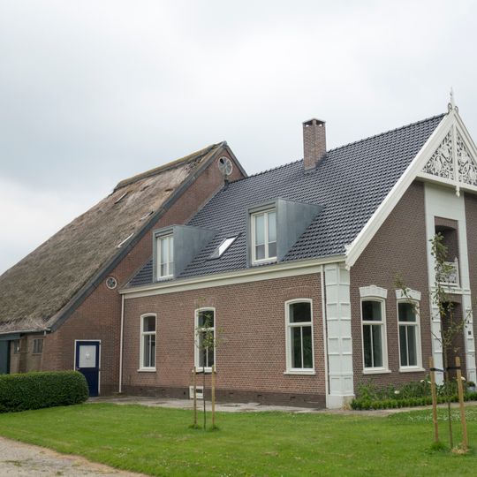 Boerderij van het kop-romp-type, gelegen aan de zuidzijde van de heerenweg met noklijnen haaks op de weg