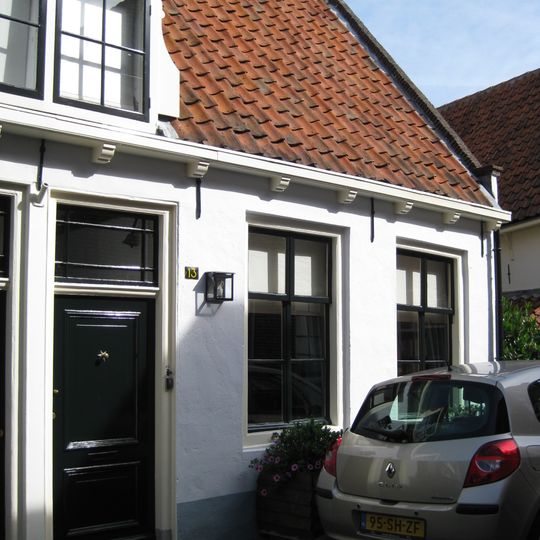 Pand onder een zadeldak met het buurnummer 11