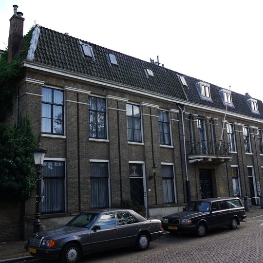 Statig huis, ongepleisterd, met pilasterorde