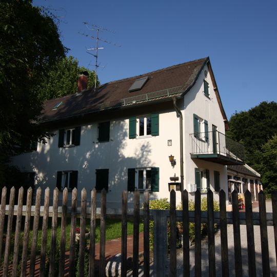 Schmales, zweigeschossiges Satteldachhaus