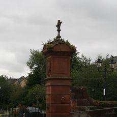 Round Tree Bridge And Commemorative Pillars, Bank Street Brae