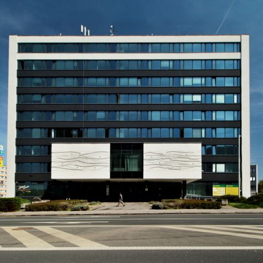 Dva betonové reliéfy na fasádě Výzkumného ústavu mechanizace