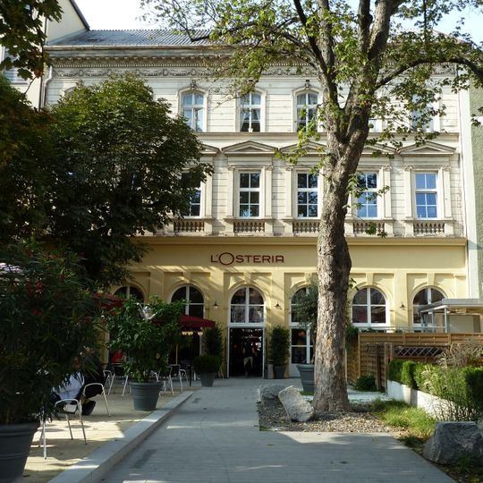 Wohn- und Geschäftshaus