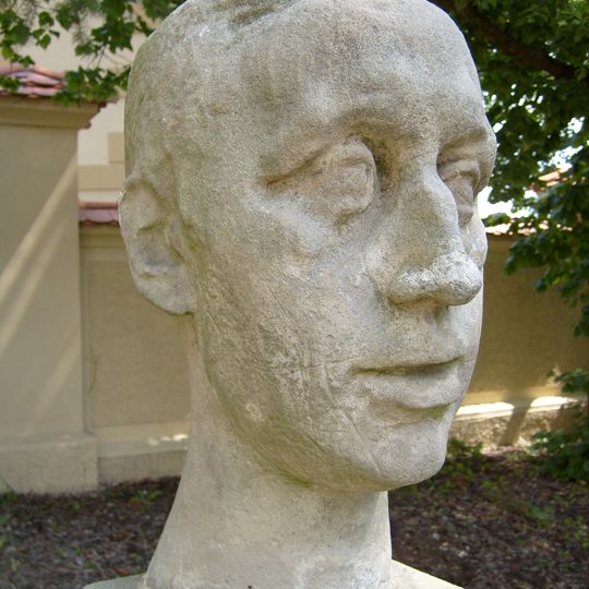 Busta Karla Čapka v parku před zámkem Chyše