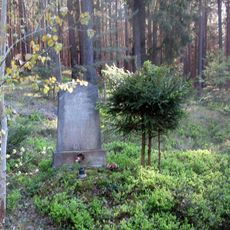 Památník severozápadně od Horního Hradiště