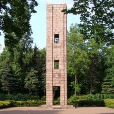 Turmmonument, Toranlage, Friedhofsgebäude (sog. Friedhofswärterhaus) und Lagerbaracke (Einzeldenkmal zu ID-Nr. 09304288) Zum Ehrenhain 1
