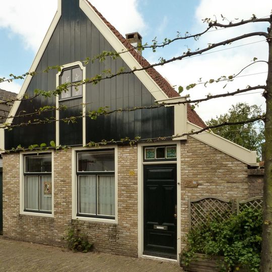 Pandje onder zadeldak tegen houten voorschot