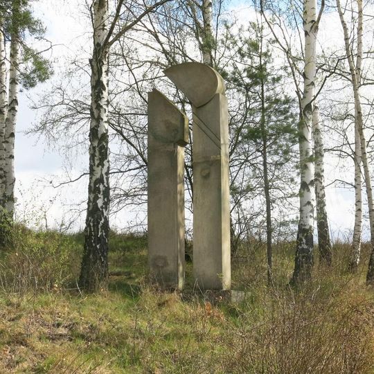 Kamenná plastika u silnice 262 západně od Dolní Libchavy