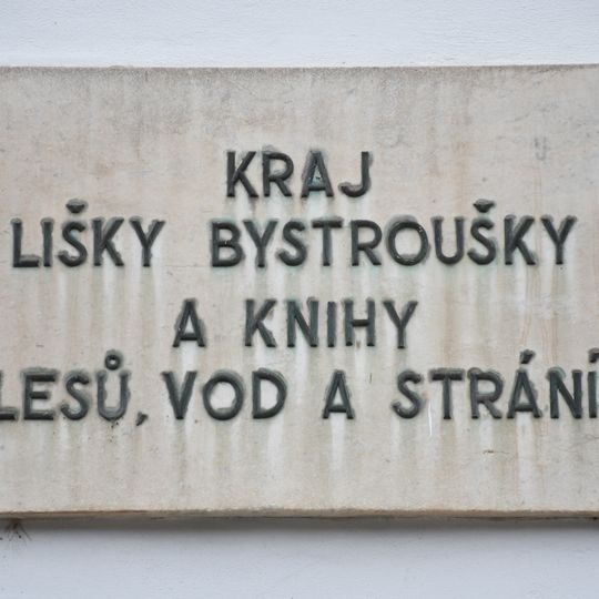 Deska na zastávce Bílovice nad Svitavou