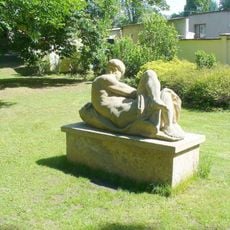 Socha ležícího muže v parku u zámku v Doudlebech nad Orlicí
