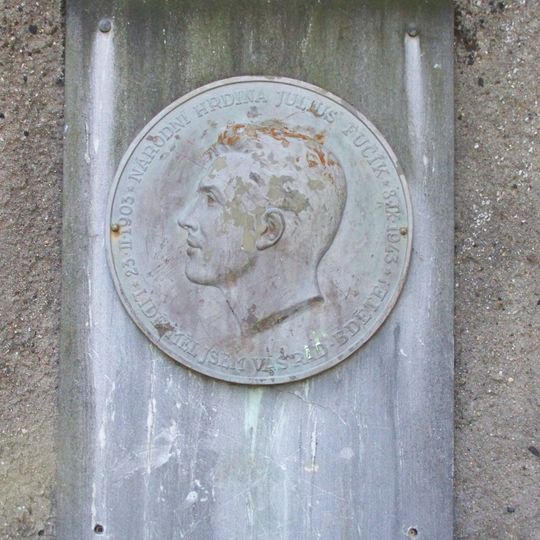 Pomník Julia Fučíka v parku v Lázeňské ulici v Královském Poříčí