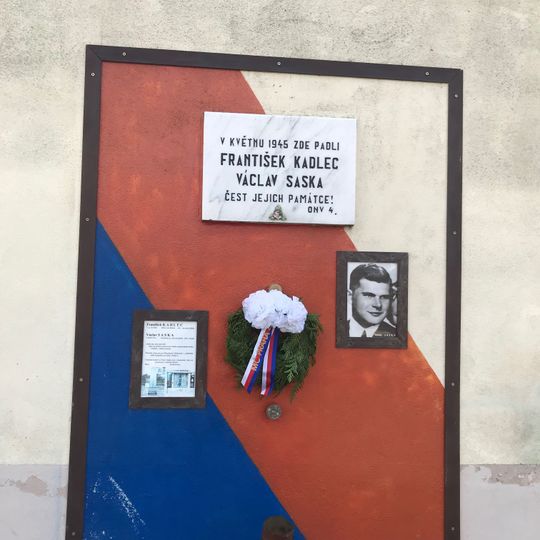 Pamětní deska Františka Kadlece a Václava Sasky na domě U Krčské vodárny 951/53 v Praze