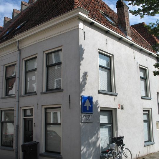 Pand met gecementeerde gevel en restant van kroonlijst, dat een geheel uitmaakt met nr. 3