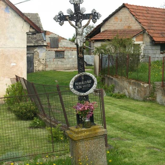 Kříž u domu č.p. 6 v Heřmanově