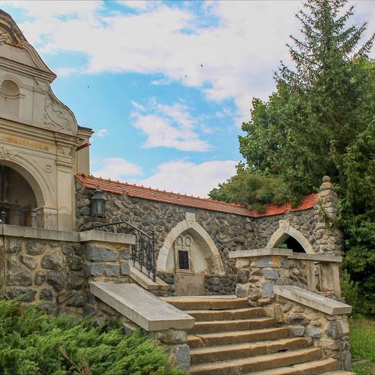 Pomník padlým v Tatenicích u brány hřbitova