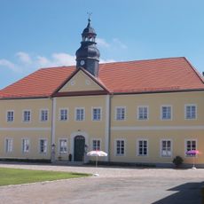 Einzeldenkmale o. g. Sachgesamtheit: Herrenhaus und Gutsscheune sowie zwei barocke Putten Alter Teichweg 3