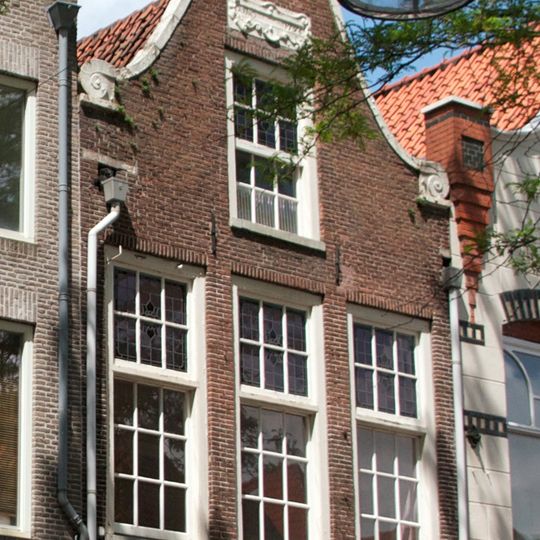 Pand met klokgevel met fronton en met jongere onderpui