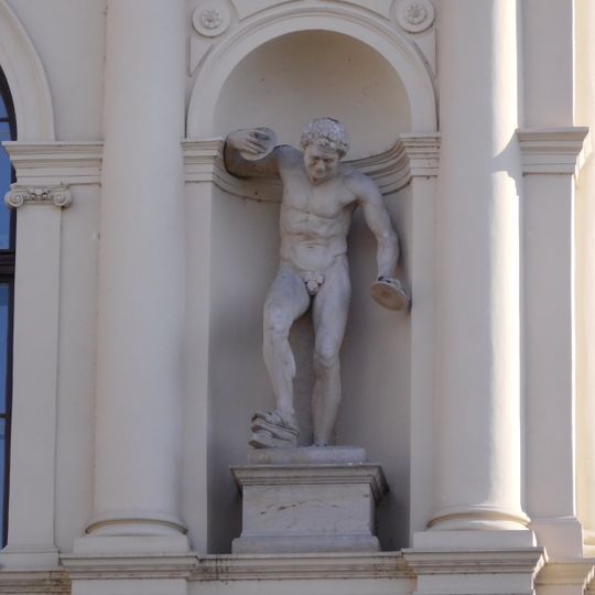 Mužská postava na pravé straně fasády Vysoké školy uměleckoprůmyslové v Praze