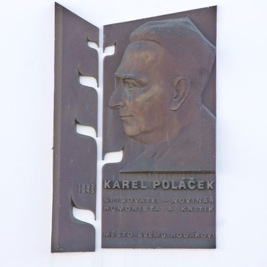 Pamětní deska Karla Poláčka na domě 17 na Starém náměstí v Rychnově nad Kněžnou