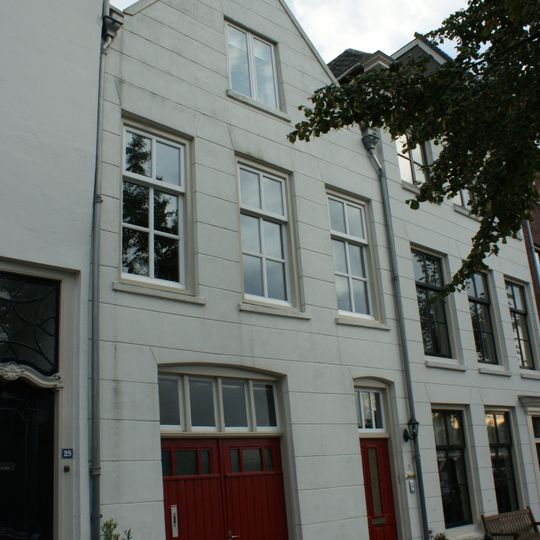 Pand met gepleisterde puntgevel met in de verdieping empire ramen