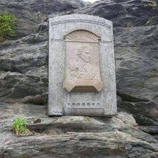 Deska s reliéfem Friedricha Schillera u rozhledny Háj