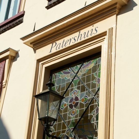 Uitwendig modern gebouw op middeleeuwse kelders, met resten van het Bagijnenklooster