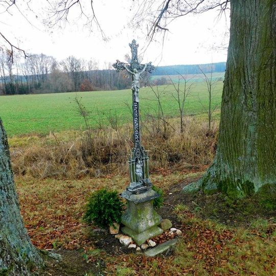 Kříž při odbočce na Petrovu Lhotu