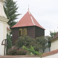 Polodřevěná zvonice u kostela v Bechlíně