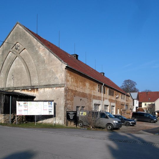Einzeldenkmale der Sachgesamtheit Schloss Reinhardtsgrimma: Schloss und Steinbogenbrücke , Badehaus , Grablege , 2 Wirtschaftsgebäude , Wirtschaftsgebäude , 2
