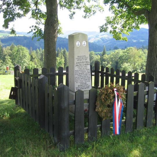 Pomník padlým legionářům u silnice v Javoří