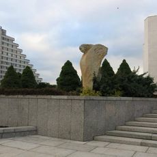 Kamenná plastika Múza před divadlem v Mostě