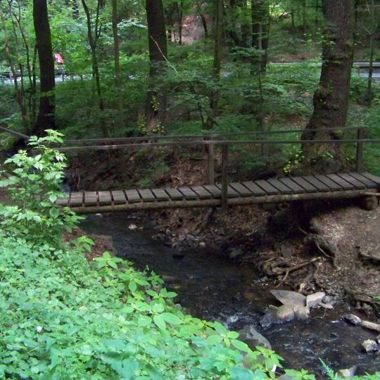 Lávka k voliérám v břežanském zookoutku