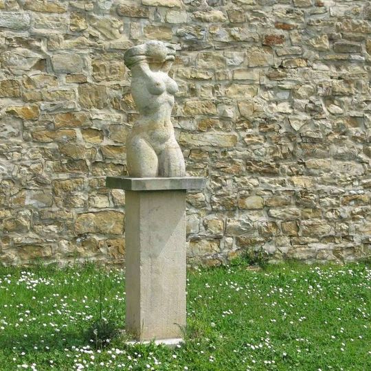 Socha ženského torza na parkánu v Litoměřicích