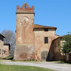 Torre mediovale con orologio