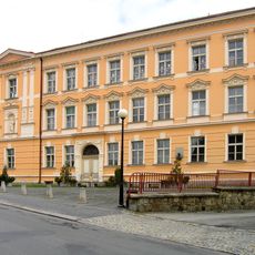 Základní škola s ohradní zdí