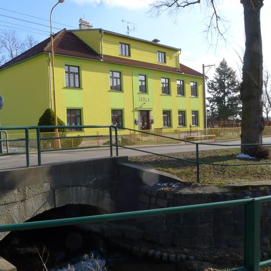Most silnice III/3013 přes Markoušovický potok ve Velkých Svatoňovicích u školy