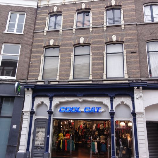 Winkel met bovenwoning