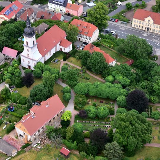 Sachgesamtheit St. Michaeliskirche und Kirchhof Zehren, mit den Einzeldenkmalen: Kirche und Grabmäler der Fam. von Schleinitz , sowie den Sachgesamtheitsteilen: Kirchhof mit einigen alten