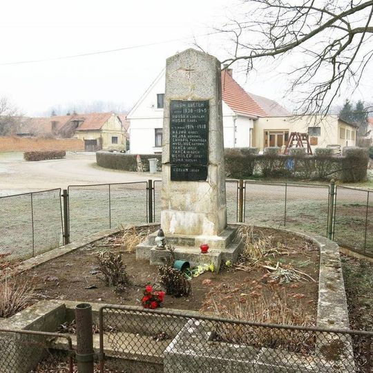 Pomník padlým na návsi v Pístech