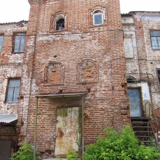 Торговые ряды, жилой дом