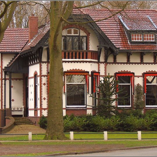 Herenhuis in eclectische stijl met aangebouwd koetshuis