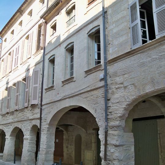 Maison à arcades, place de l'Église, rue de l'Hôpital