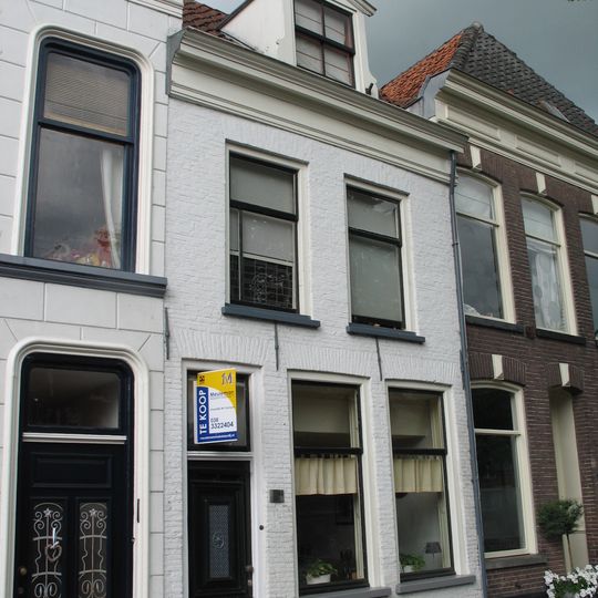 Eenvoudig pand met lijstgevel en dwars zadeldak met dakkapel