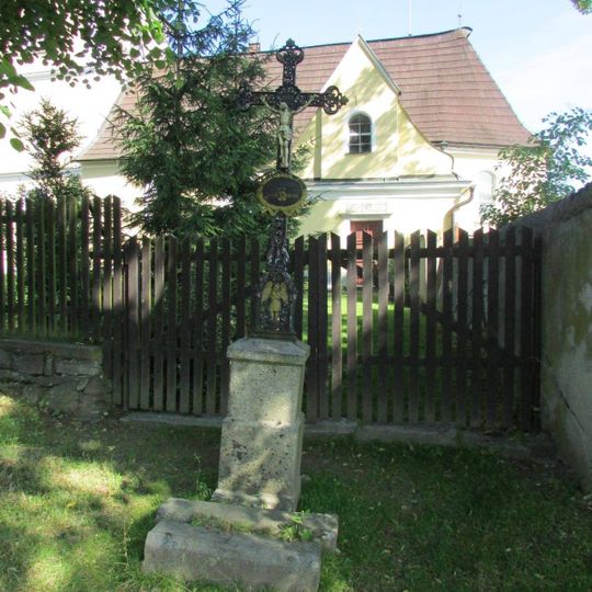 Kříž v Božejově u památníku padlých