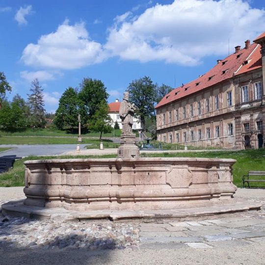 Kašna se sochou svatého Jana Nepomuckého v Plasích